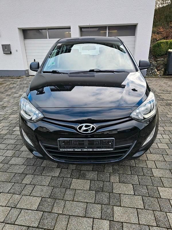 Gebraucht Hyundai i20 75 PS (55 kW) 2013 Schwarz Kleinwagen