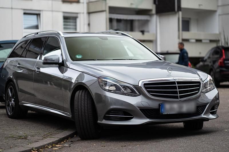 Grau Gebraucht 2013 Mercedes E300 Kombi | 11.499 € (Fairer Preis) - Bild 1/4