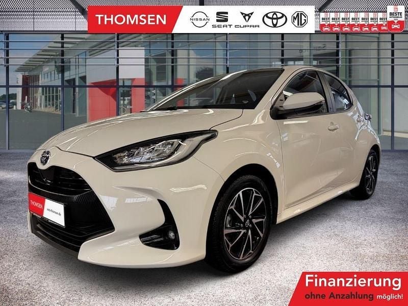 Schneewei Gebraucht 2023 Toyota Yaris Hybrid Team Kleinwagen | 22.985 € (Etwas zu teuer) - Bild 1/4