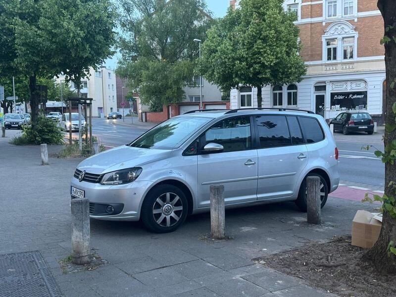 Silber Gebraucht 2011 VW Touran Van / Kleinbus | 6.999 € (Superpreis) - Bild 1/4