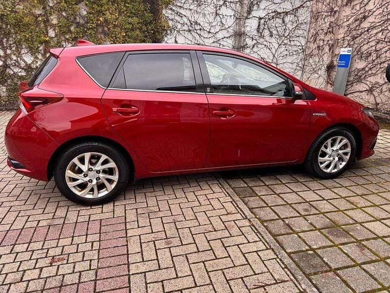 Gebraucht Toyota Auris 136 PS (100 kW) 2018 Rot Limousine