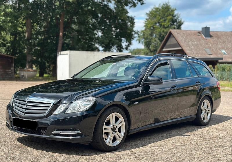 Schwarz Gebraucht 2011 Mercedes E200 Kombi | 2.500 € - Bild 1/4