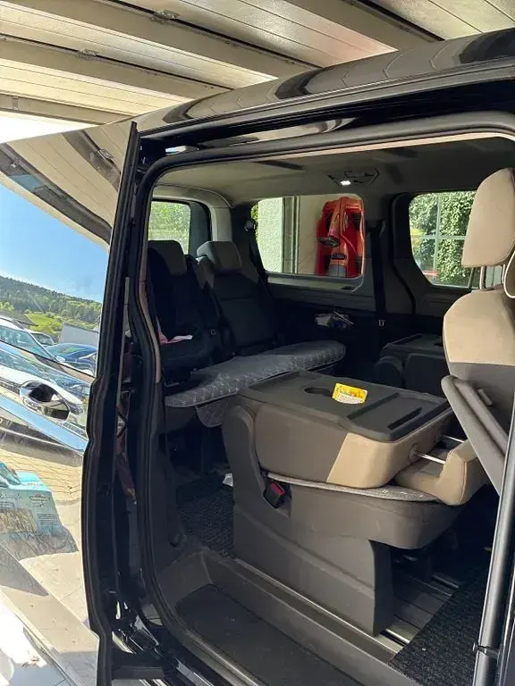 Second-hand VW Multivan Life 150 CP (110 kW) 2023 Negru Monovolum