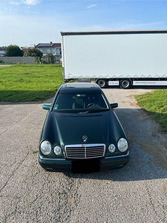 Gebraucht Mercedes E240 Avantgarde 170 PS (125 kW) 1999 Grün Limousine
