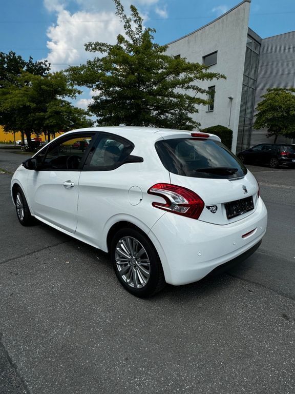 Weiß Gebraucht 2015 Peugeot 208 Kleinwagen | 4.300 € (Fairer Preis) - Bild 1/4