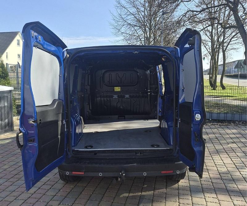 Second-hand Opel Combo 90 CP (66 kW) 2016 Albastru Monovolum