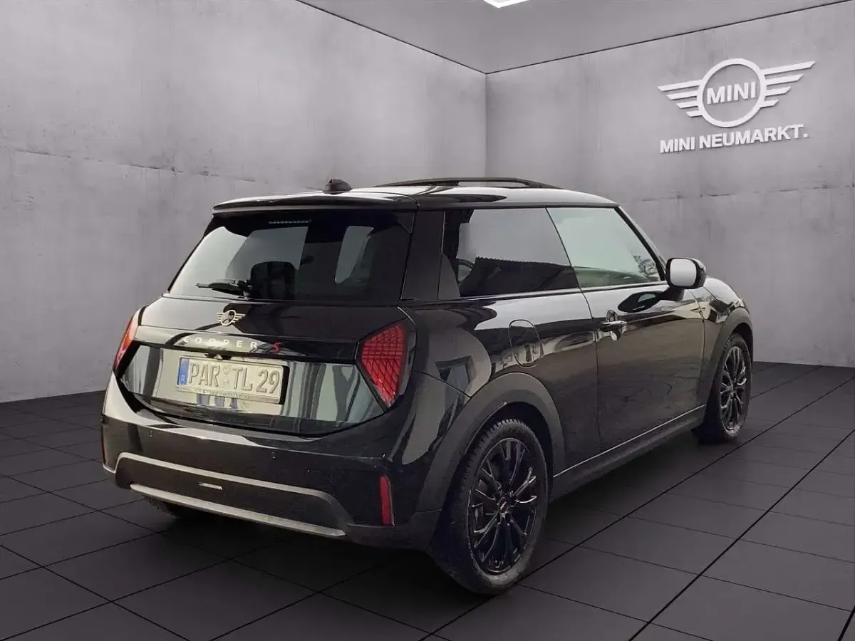 Gebraucht Mini Cooper S Favoured 204 PS (150 kW) 2024 Midnight black ii Kleinwagen
