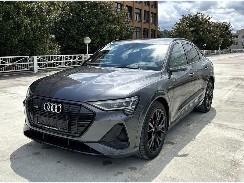 Daytonagrau (metallic) Gebraucht 2022 Audi e-tron Sportback Ambiente SUV | 42.899 € (Fairer Preis) - Bild 1/4