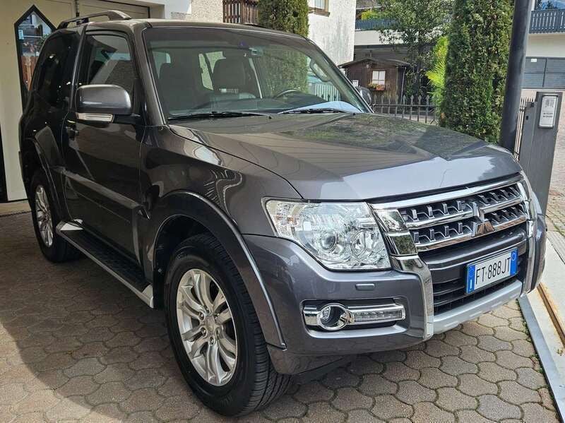 Grau Gebraucht 2019 Mitsubishi Pajero SUV | 32.000 € (Guter Preis) - Bild 1/4