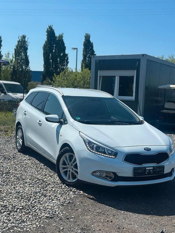 Weiß Gebraucht 2016 Kia Ceed Limousine | 6.300 € (Superpreis) - Bild 1/4