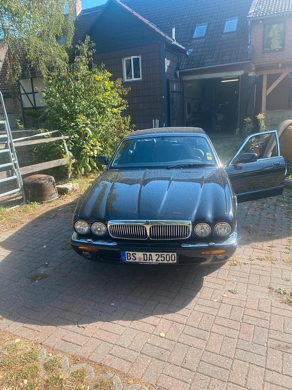 Schwarz Gebraucht 1999 Jaguar XJ Limousine | 10.800 € (Etwas zu teuer) - Bild 1/4