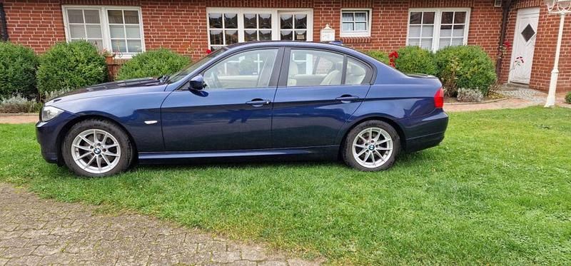 Blau Gebraucht 2011 BMW 320 Exclusive Limousine | 10.600 € (Teuer) - Bild 1/4