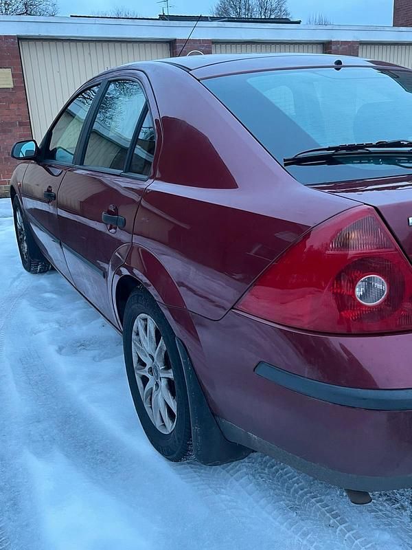 Gebraucht Ford Mondeo 110 PS (80 kW) 2002 Rot Limousine