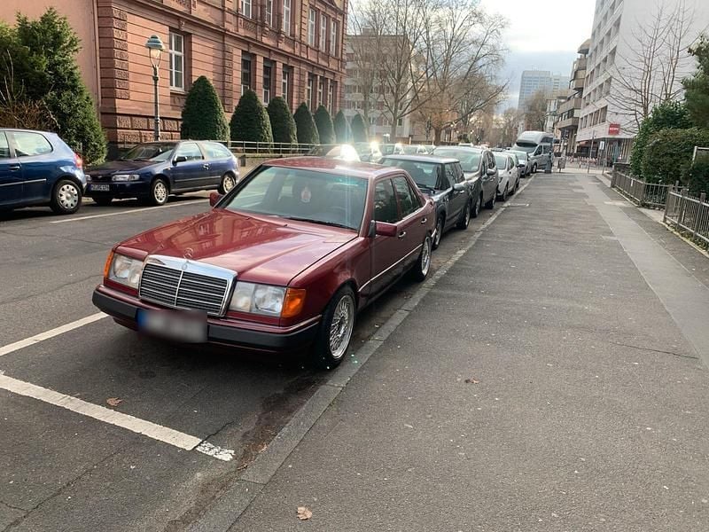 Second-hand Mercedes E230 132 CP (97 kW) 1992 Roșu Berlinǎ