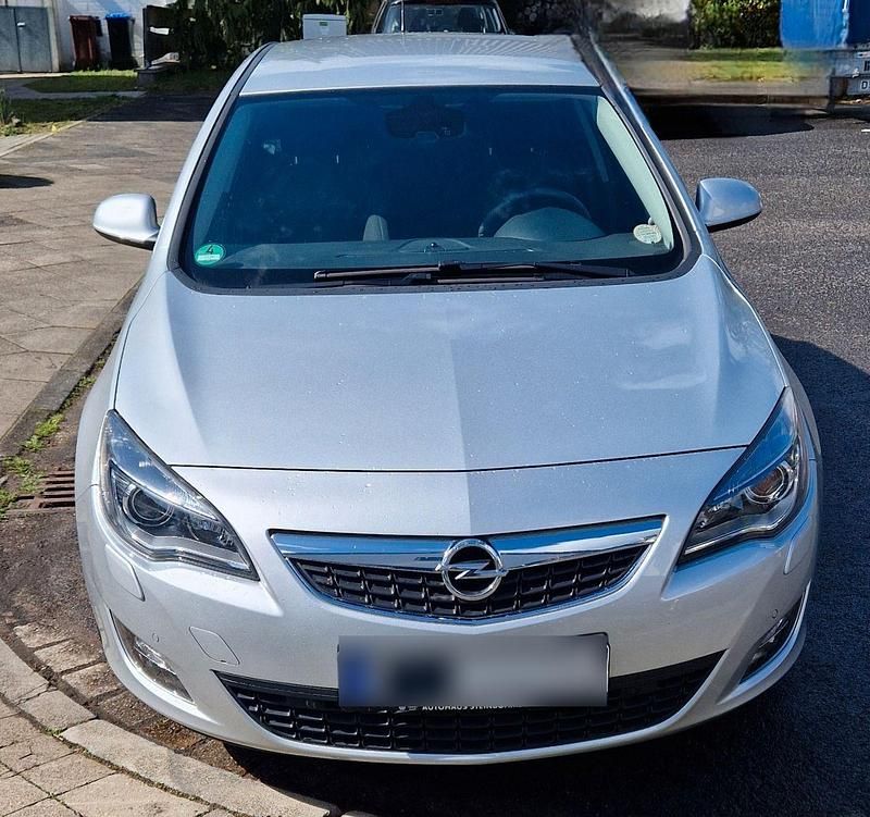 Gebraucht Opel Astra Edition 140 PS (102 kW) 2012 Silber Limousine