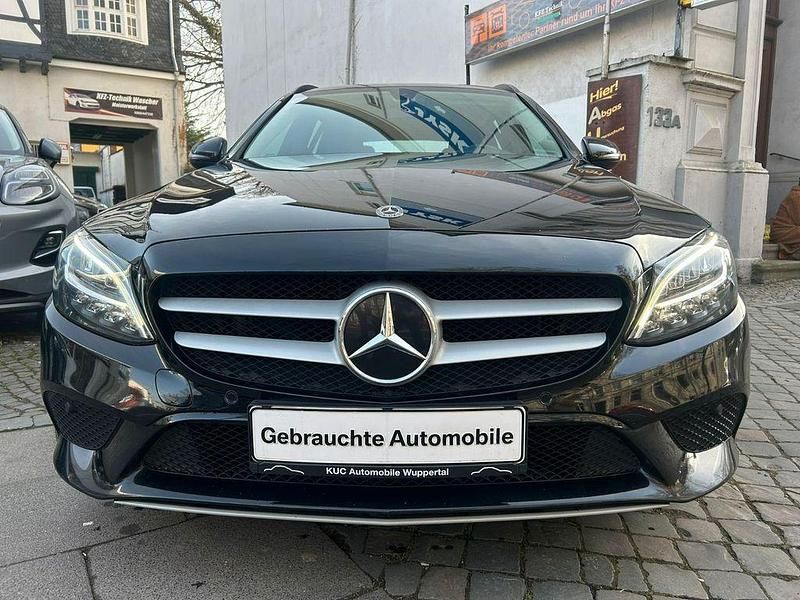 Gebraucht Mercedes C180 122 PS (89 kW) 2020 Schwarz Limousine