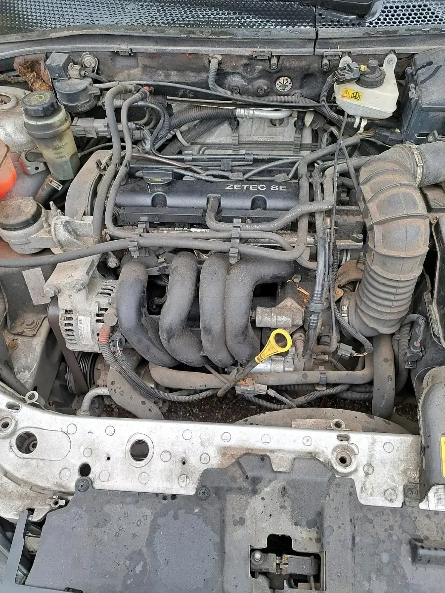 Usado Ford Focus 100 CV (73 kW) 2003 Plateado Coupe