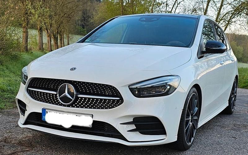 Weiß Gebraucht 2019 Mercedes B250 AMG Van / Kleinbus | 22.990 € (Guter Preis) - Bild 1/4