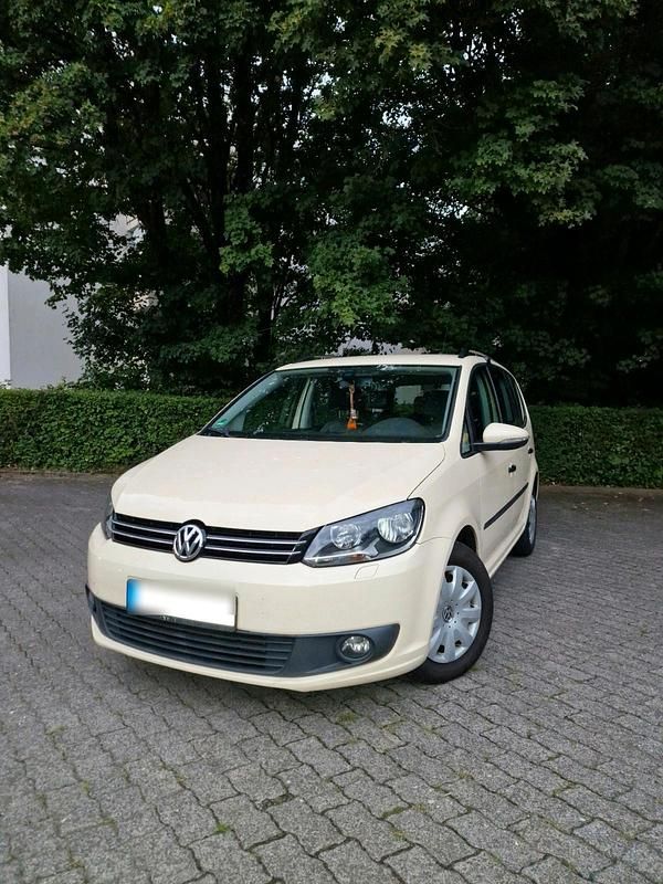 Gelb Gebraucht 2016 VW Touran Van / Kleinbus | 7.172 € - Bild 1/4