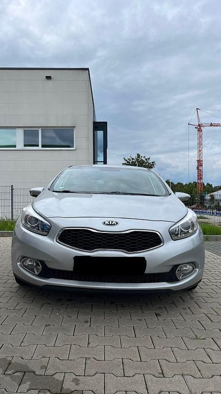 Silber Gebraucht 2014 Kia Ceed Vision Limousine | 10.000 € (Fairer Preis) - Bild 1/4