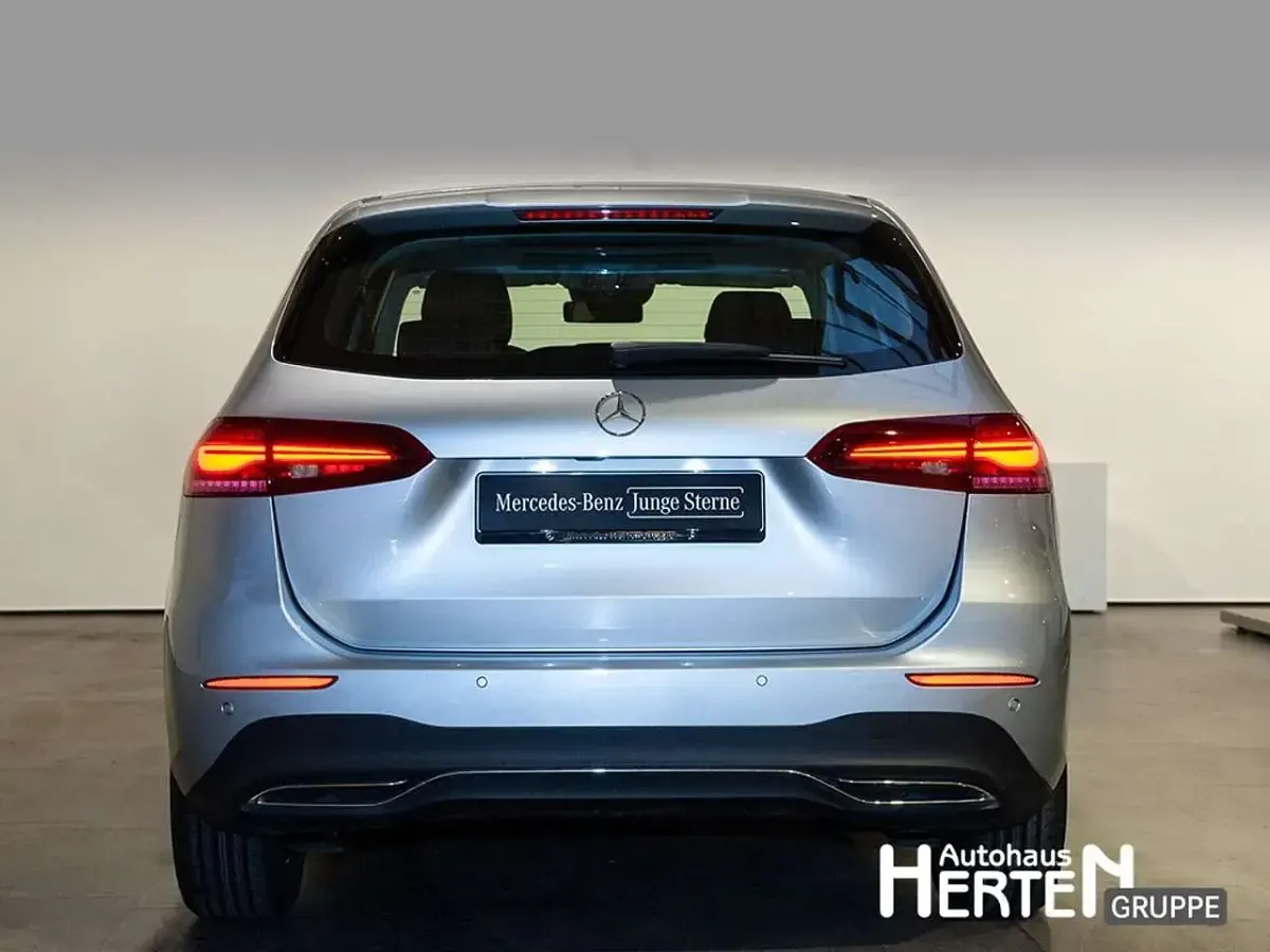 Gebraucht Mercedes B180 Progressive 136 PS (100 kW) 2024 lack hightechsilber Kleinwagen