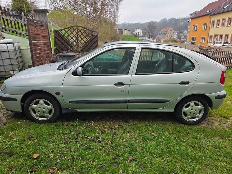 Brugt Renault Mégane II Authentique 95 HK (69 kW) 2002 Grå Sedan