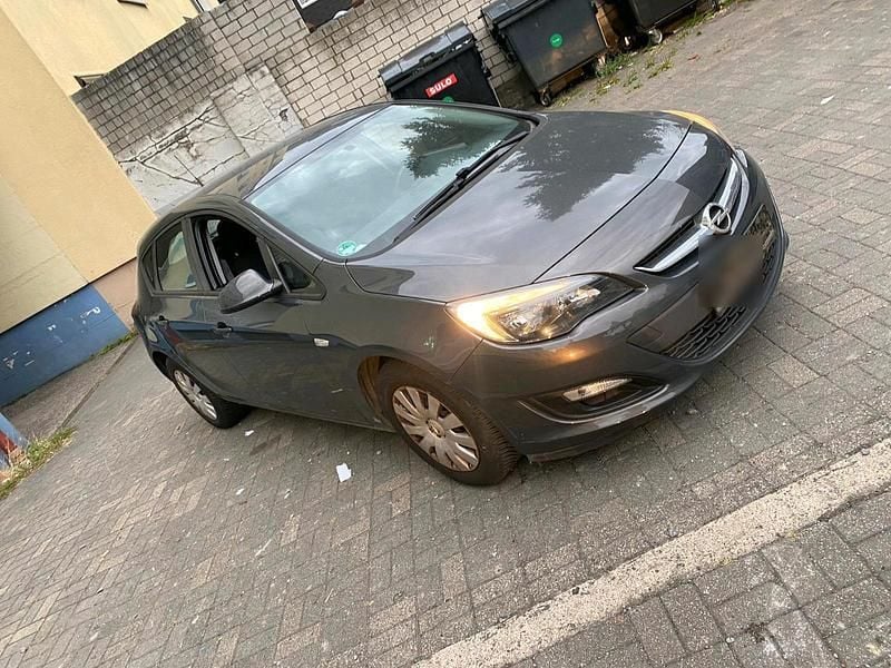 Grau Gebraucht 2015 Opel Astra Limousine | 4.400 € (Guter Preis) - Bild 1/4