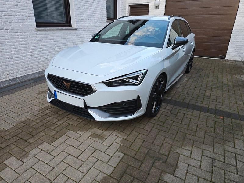 Weiß Gebraucht 2023 Cupra Leon VZ Kombi | 31.550 € (Fairer Preis) - Bild 1/4