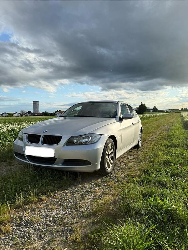 Silber Gebraucht 2006 BMW 318 Limousine | 2.100 € (Superpreis) - Bild 1/4