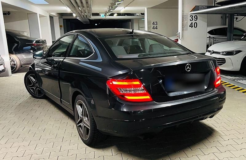 Gebraucht Mercedes C180 156 PS (114 kW) 2011 Schwarz Coupé