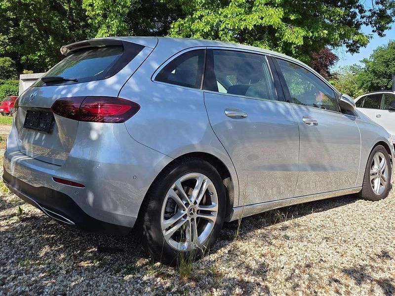 Silber Gebraucht 2022 Mercedes B180 Van / Kleinbus | 25.799 € (Guter Preis) - Bild 1/4