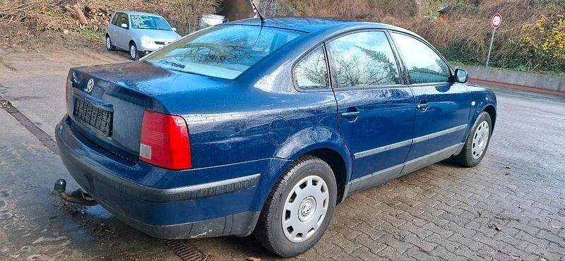 Second-hand VW Passat 100 CP (73 kW) 2000 Albastru Berlinǎ