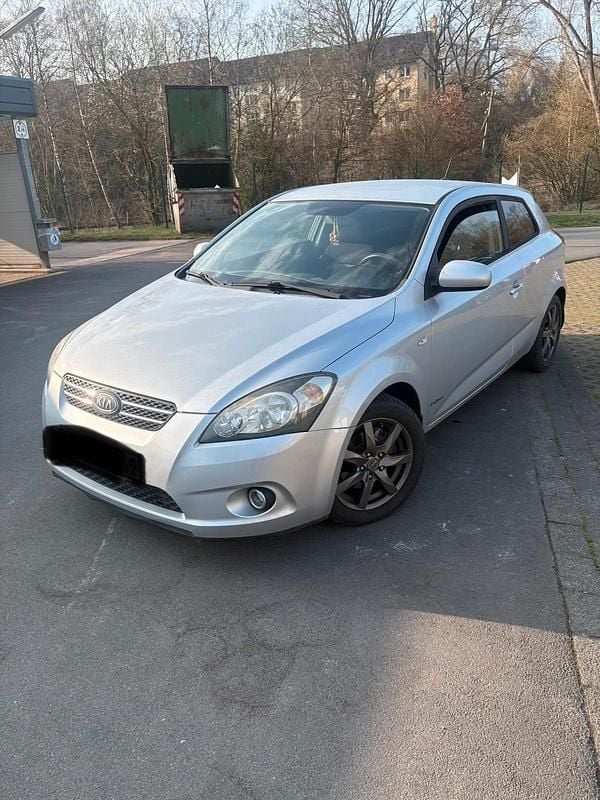 Gebraucht Kia Ceed 90 PS (66 kW) 2010 Silber Kleinwagen