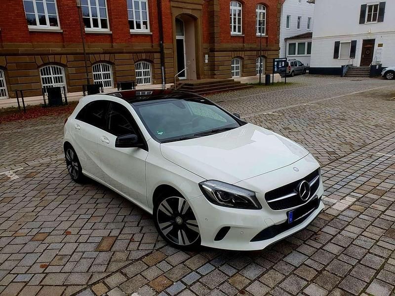 Weiß Gebraucht 2016 Mercedes A180 Limousine | 16.700 € (Fairer Preis) - Bild 1/4