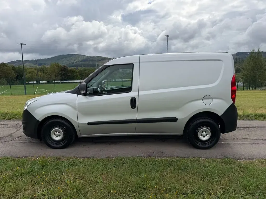 Gebraucht Opel Combo 105 PS (77 kW) 2017 Silber Van / Kleinbus