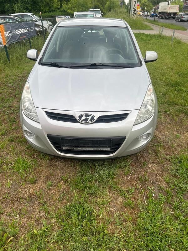 Silber Gebraucht 2011 Hyundai i20 Edition Limousine | 3.449 € (Fairer Preis) - Bild 1/4