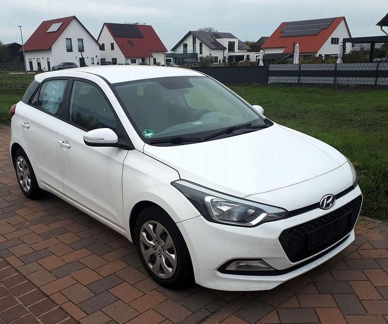 Weiß Gebraucht 2016 Hyundai i20 Active Kleinwagen | 5.950 € (Fairer Preis) - Bild 1/4