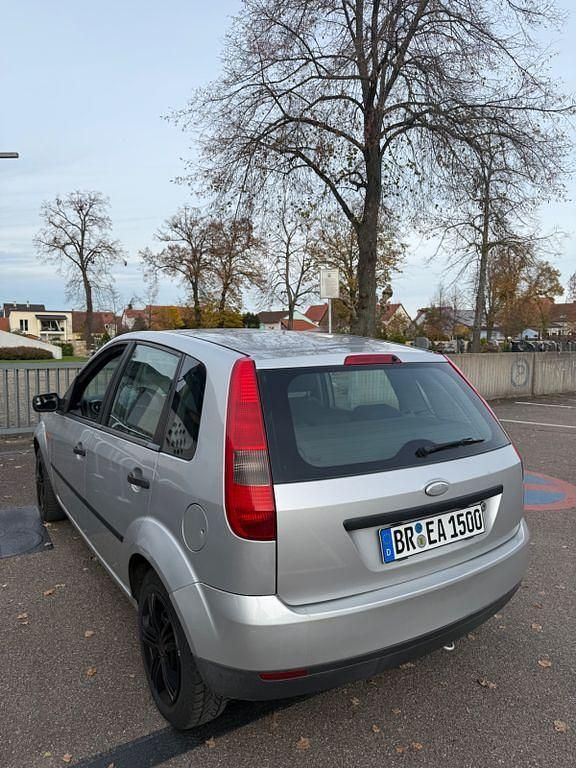 Silber Gebraucht 2003 Ford Fiesta Limousine | 700 € (Guter Preis) - Bild 1/4