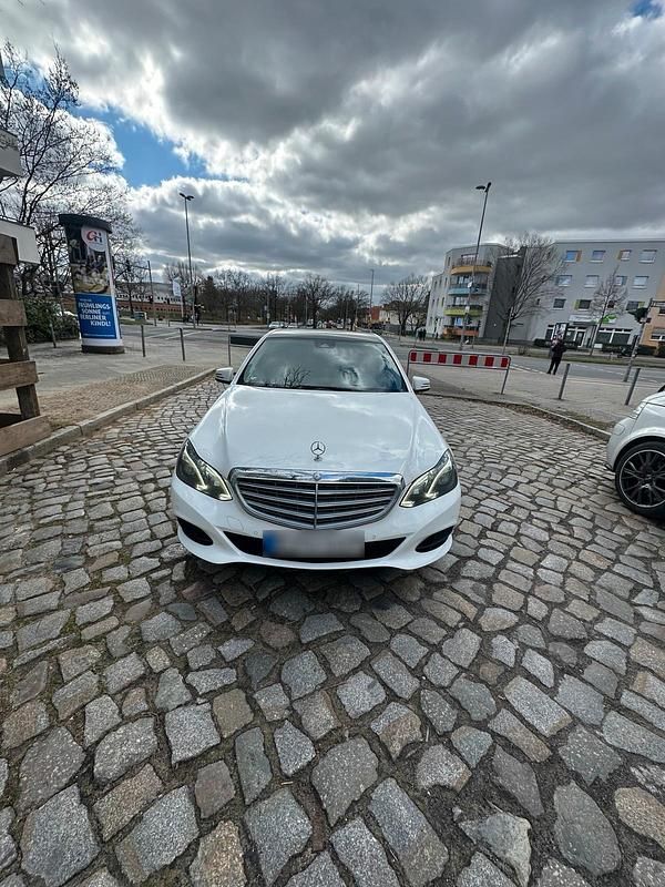 Gebraucht Mercedes E220 170 PS (125 kW) 2014 Weiß Limousine