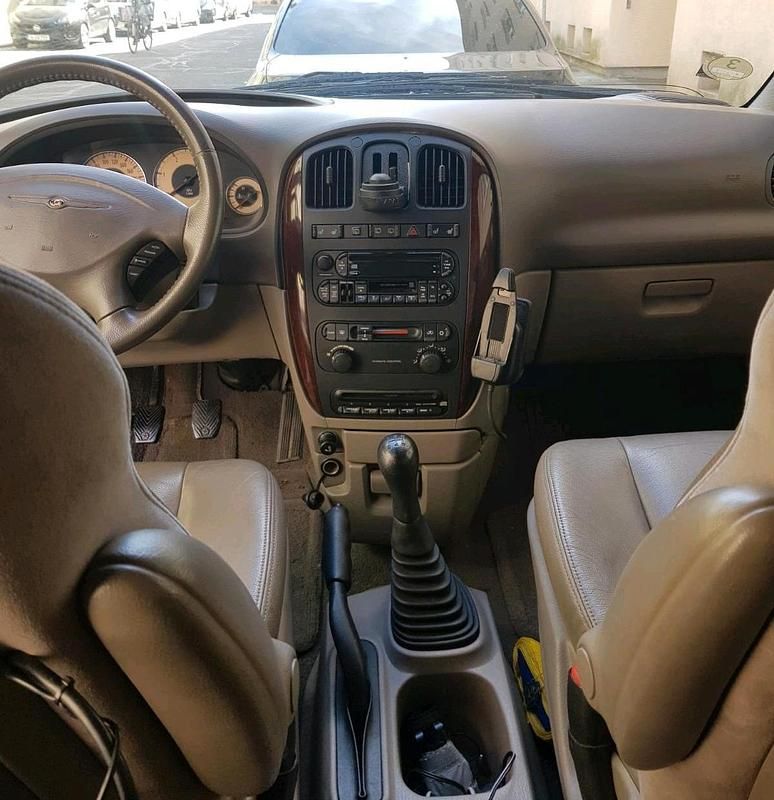 Schwarz Gebraucht 2001 Chrysler Grand Voyager Limited Van / Kleinbus | 1.500 € (Fairer Preis) - Bild 1/4