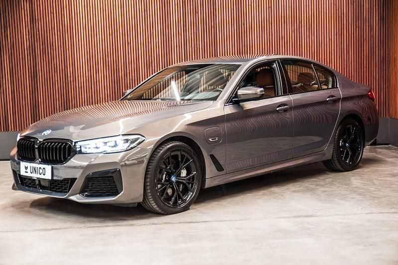 Grau Gebraucht 2021 BMW 545e M Sport Limousine | 45.500 € (Fairer Preis) - Bild 1/4