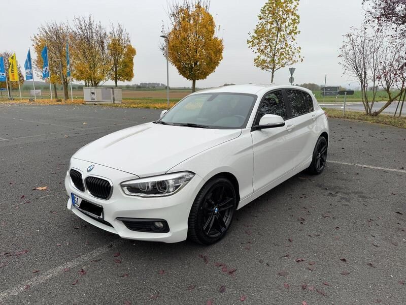 Weiß Gebraucht 2016 BMW 118 Sport Line Kleinwagen | 16.350 € (Fairer Preis) - Bild 1/4