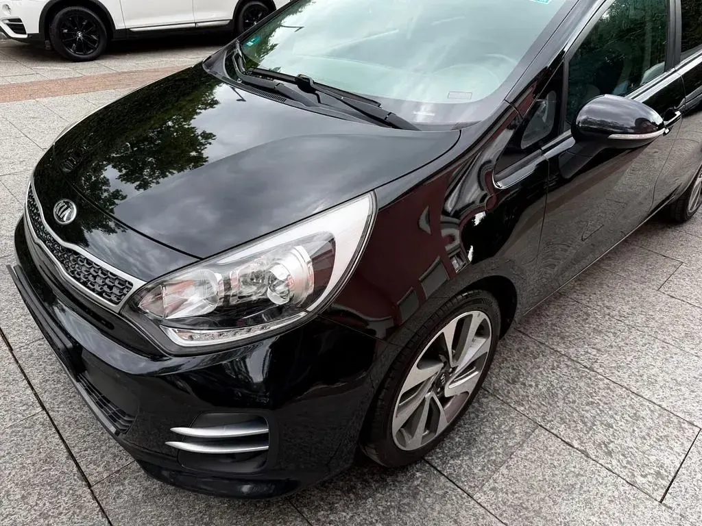 Gebraucht Kia Rio Spirit 90 PS (66 kW) 2015 Schwarz Limousine