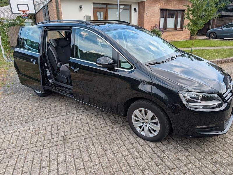 Gebraucht VW Sharan Comfortline 150 PS (110 kW) 2022 Schwarz Van / Kleinbus