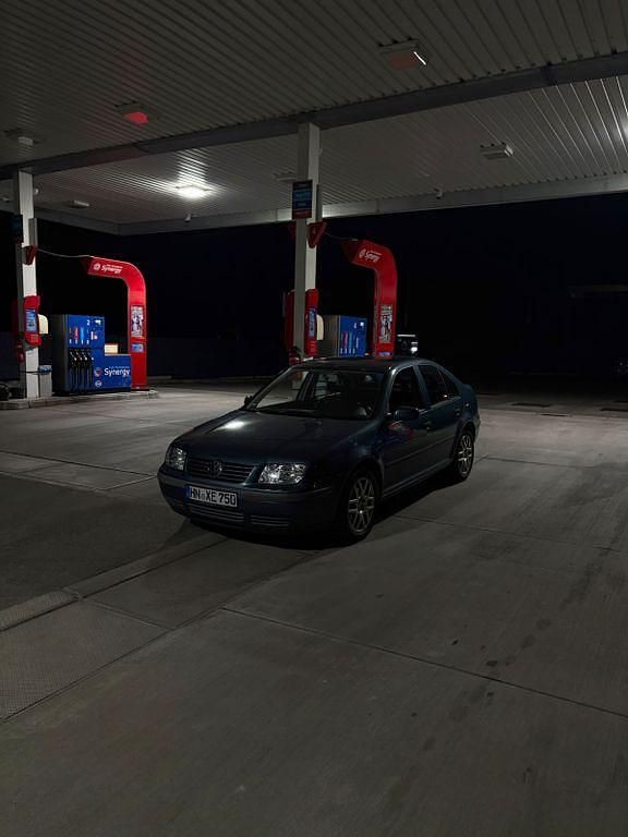 Gebraucht VW Bora Comfortline 116 PS (85 kW) 2001 Blau Limousine