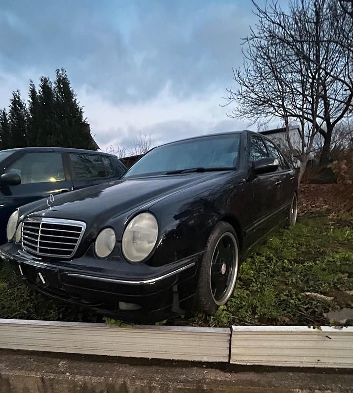 Schwarz Gebraucht 2001 Mercedes E280 Limousine | 4.000 € (Fairer Preis) - Bild 1/4