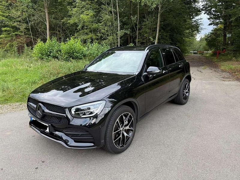 Schwarz Gebraucht 2021 Mercedes GLC300e AMG line SUV | 39.990 € (Fairer Preis) - Bild 1/4