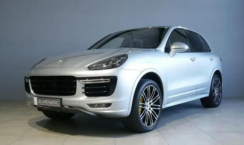 Silber Gebraucht 2017 Porsche Cayenne Turbo S SUV | 67.980 € (Fairer Preis) - Bild 1/1