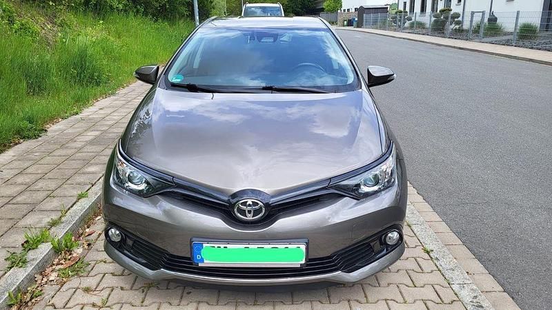 Grau Gebraucht 2019 Toyota Auris Team Limousine | 12.300 € (Fairer Preis) - Bild 1/4