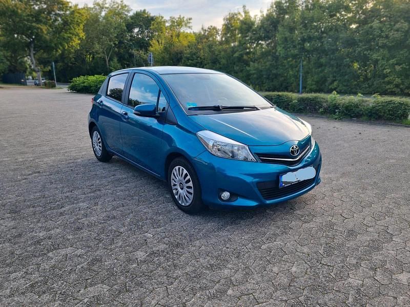 Blau Gebraucht 2013 Toyota Yaris Limousine | 4.950 € (Superpreis) - Bild 1/4
